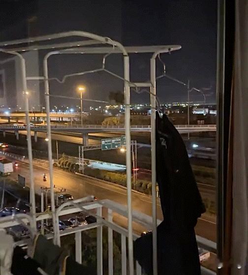 衣架上的绣眼鸟它俩靠在一起  好温馨呀！ 