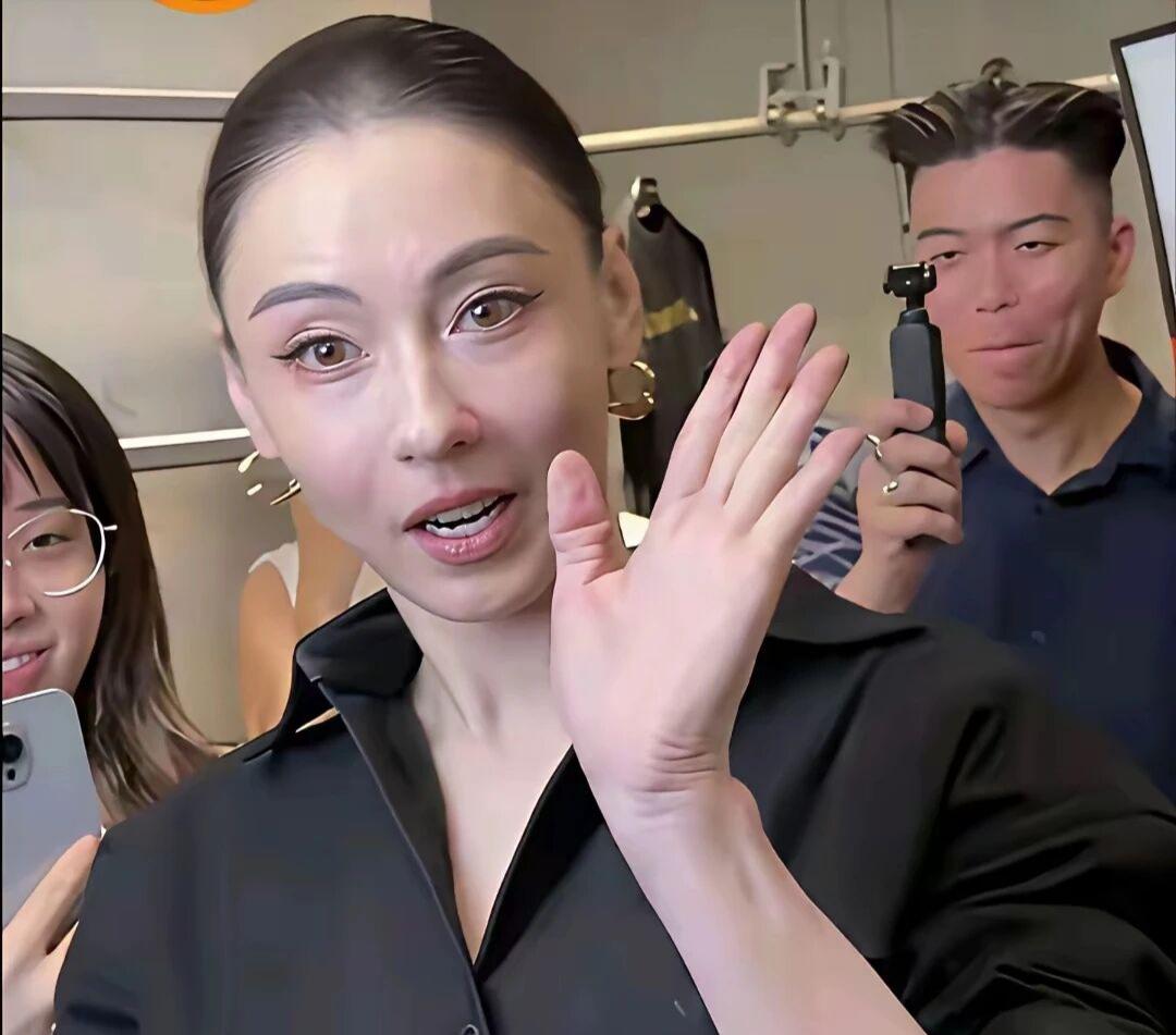 女神妆造变化太大，让人一眼难以认出这是女神出席巴黎世家广州活动的无滤镜生图，妆造