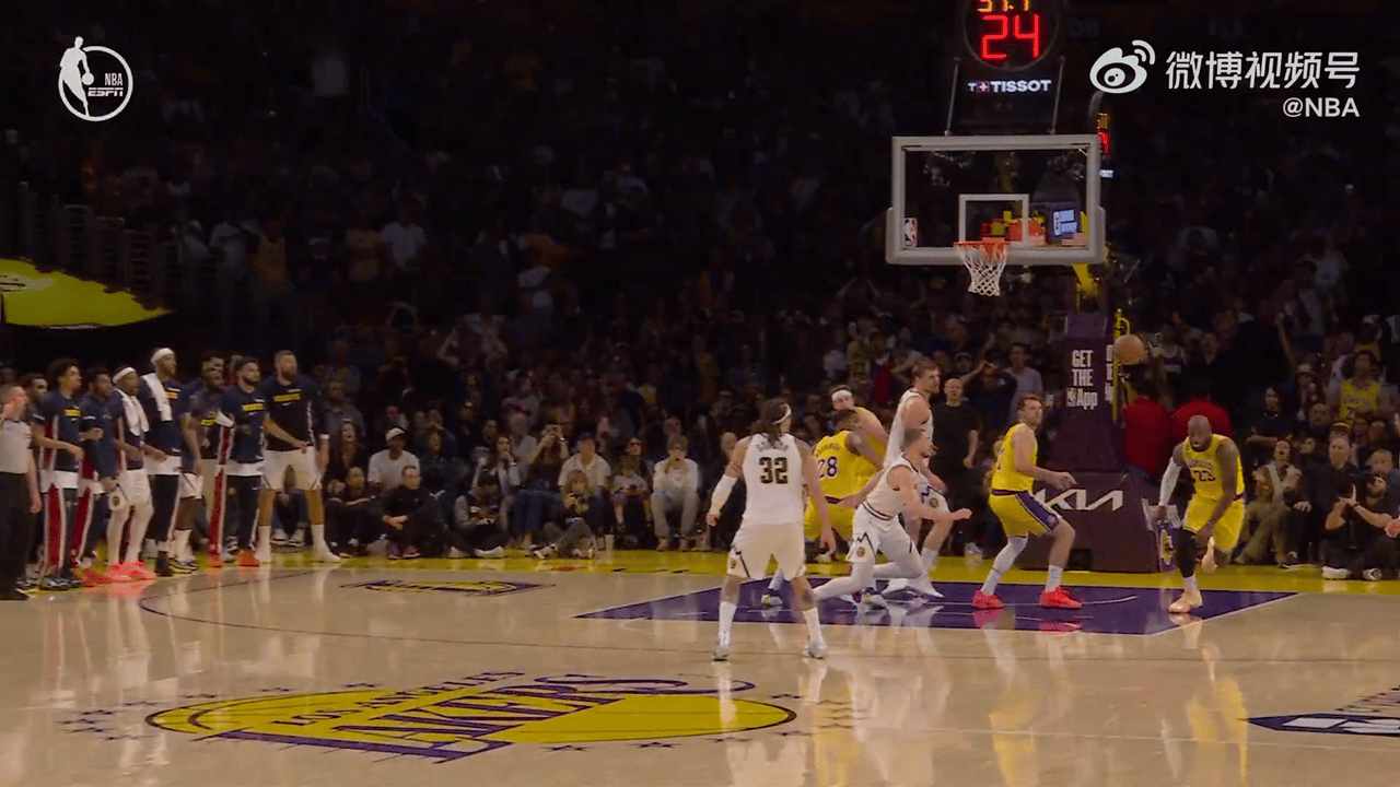 詹姆斯鱼跃飞扑救球的这一刻，表明了他对于本场比赛胜利的决心，这一瞬间也为球队做出