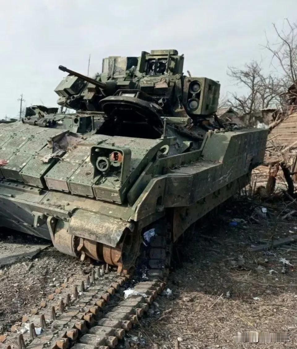 来时候风风火火，阿瓦迪夫卡出不去了。美国援助的M2A2“布雷德利”步战车停在阿瓦