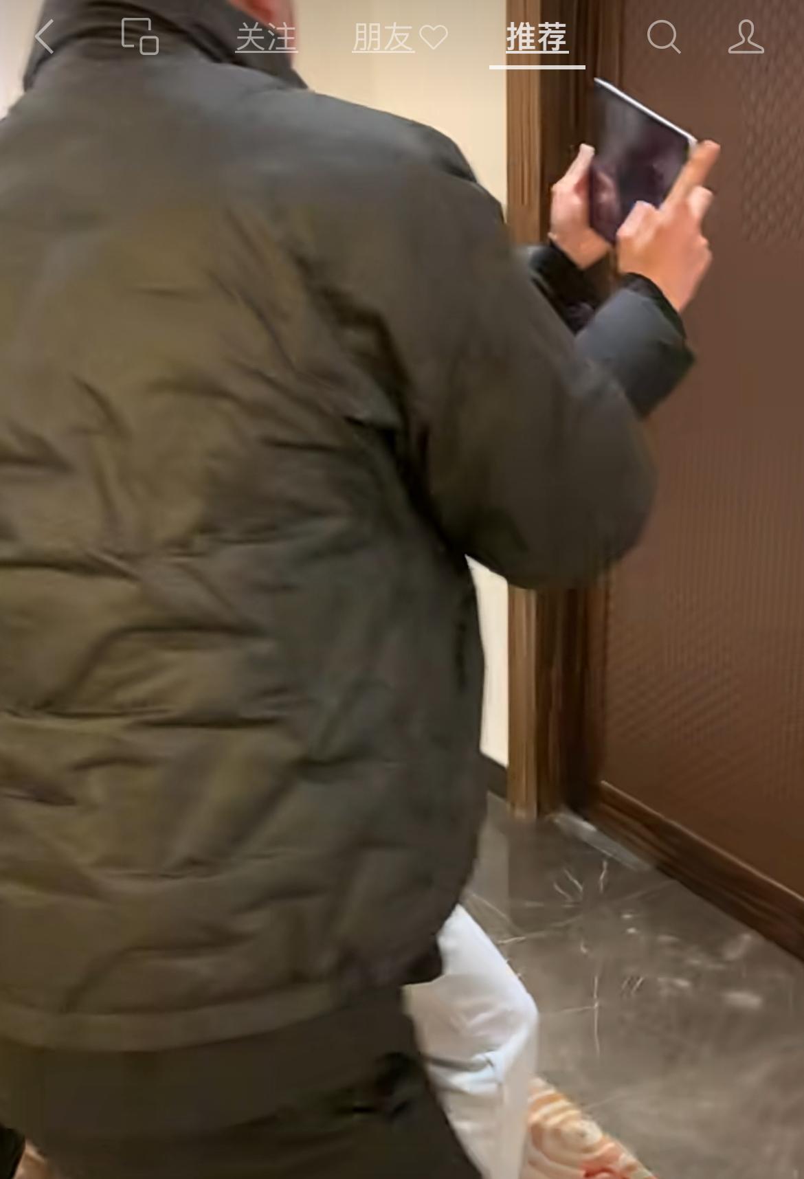 李连杰比较平易近人

今天看到有网友分享了一段视频：李连杰参加活动，正要进房间时