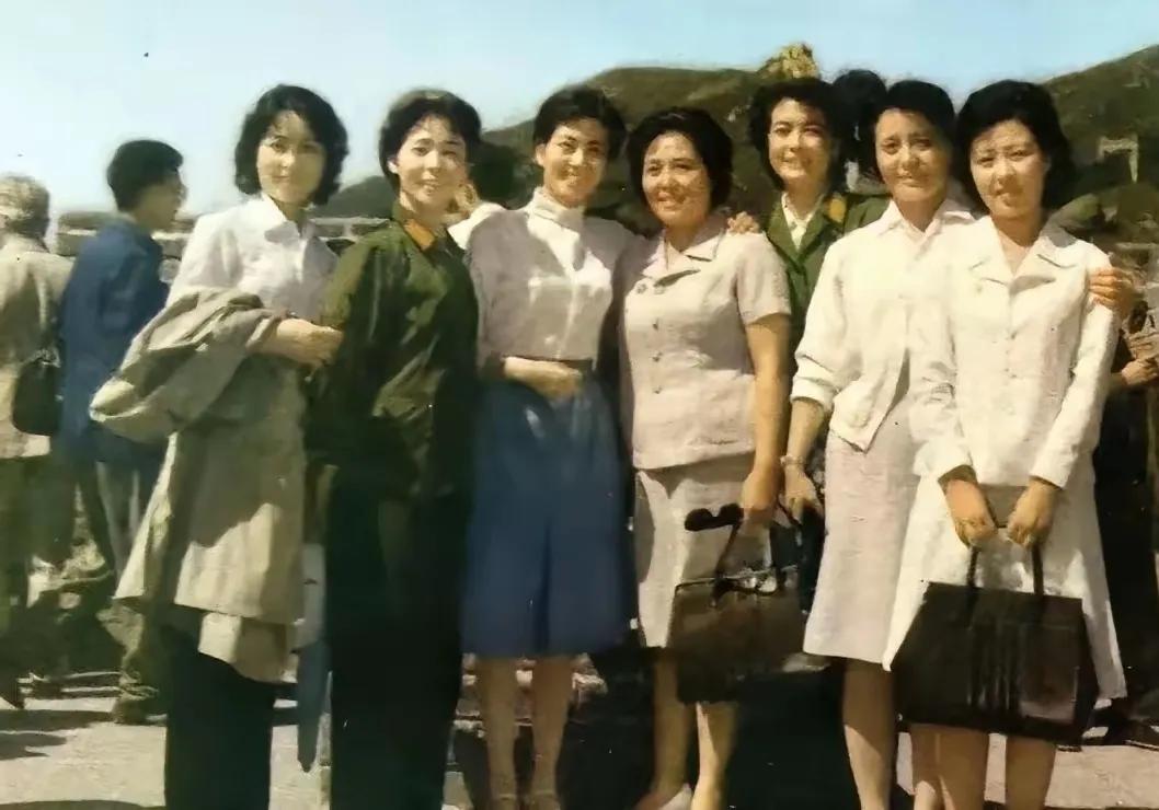 这张照片上的美女，你还有印象吗？有人说这是朝鲜电影《卖花姑娘》剧组访问中国时的合