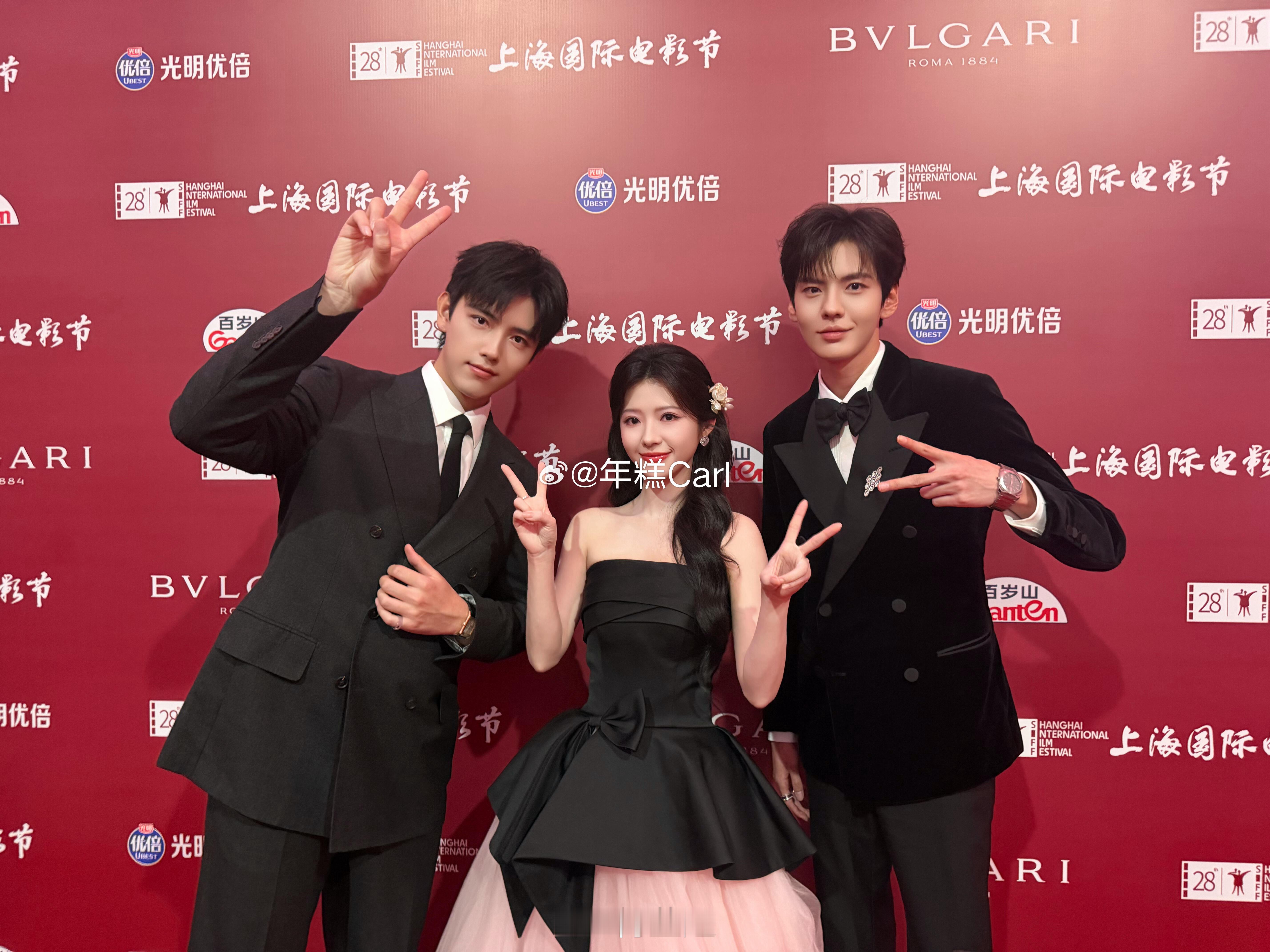 何蓝逗镜头下的陈飞宇好像少萝…这个合照给阿瑟p成妹妹了，毕雯珺就还好…不过7年后