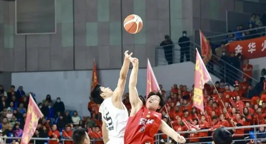 加时4秒绝杀！金华89-85温州
 
哨响那刻，唐俊潇在三分线外一步拔起，球划出