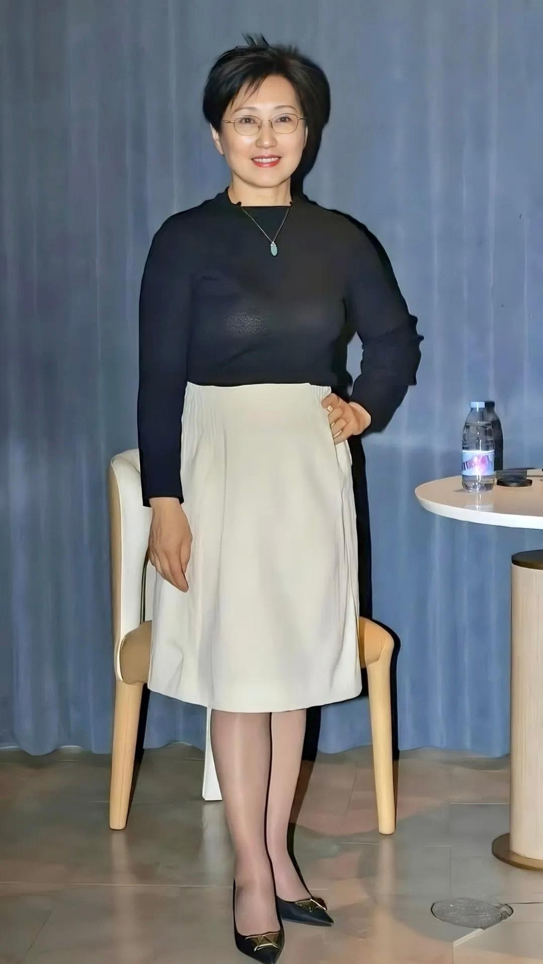 五十载春秋，如白驹过隙。镜中鬓角染霜，心中却住着那个二十岁的姑娘。曾为爱奋不顾身