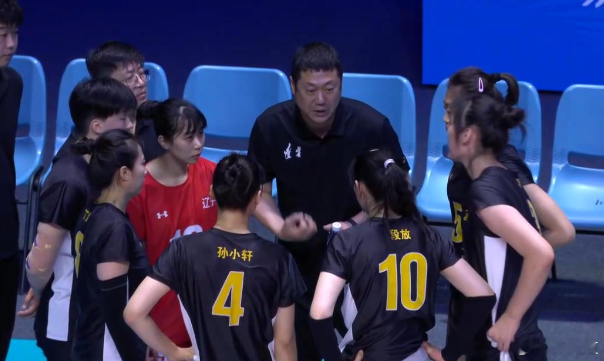 前两局：天津队1-1（14-25/25-15）辽宁队天津队醒了，我辽又开始胡乱接