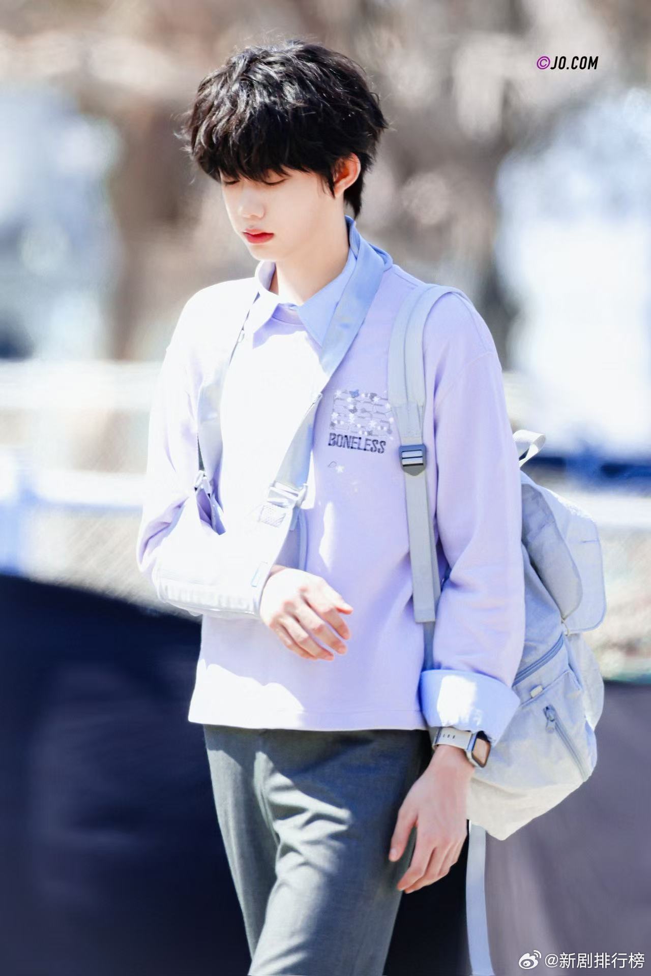 陈奕恒篮球压腕 看陈奕恒打球是一种享受，压腕动作标准好看，进球瞬间特别有感染力，