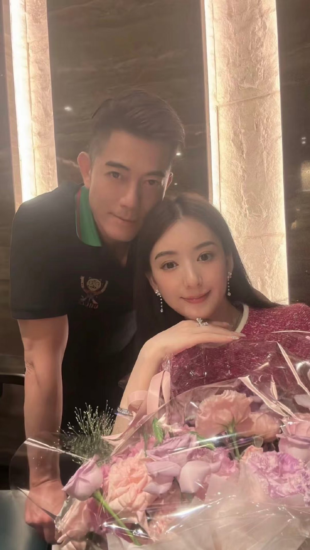 方媛也逃不过和郭富城人形立牌合影坞民结伴外出吃烧烤偶遇郭富城人形立牌，阿如那和恩