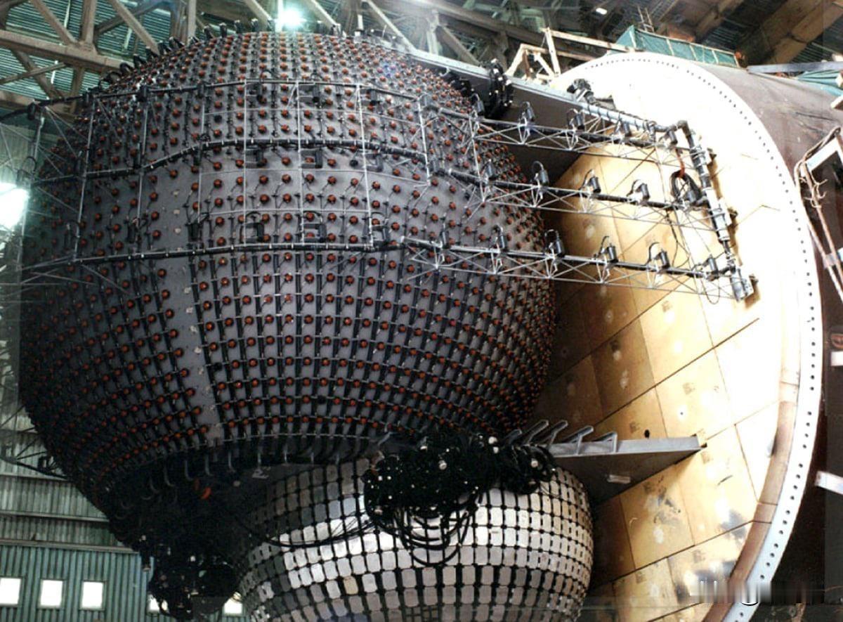 图片显示的是美国海军海狼级核动力攻击潜艇的球鼻艏声呐阵列。推文指出，其中使用的关