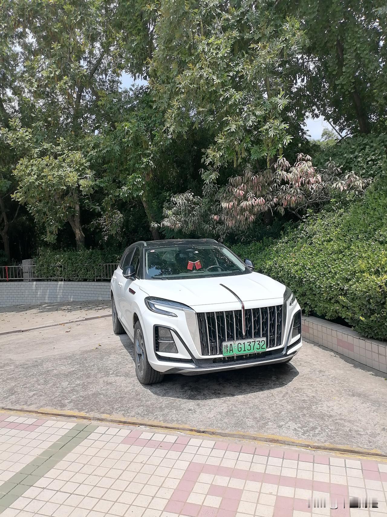 发一张图片，让我猜出你在哪里拍的一部国产车，停在地下车库门口。仔细看看是辆红旗s