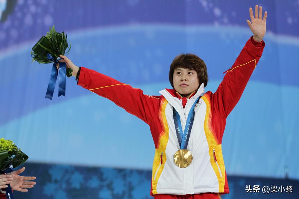 王濛感叹职业生涯后期人情冷暖，说手术只有父母陪伴。可她2014年索契前那次重伤，