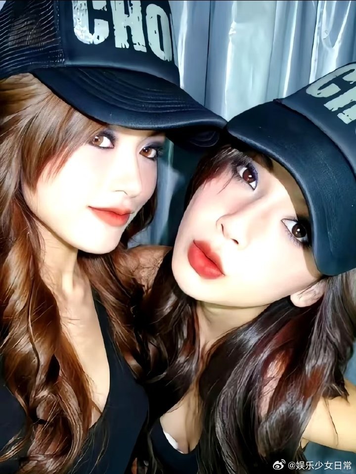 她俩从连体婴到形同陌路一起挤过出租屋，一起逛过扭蛋机，最后却活成了彼此的背景板。