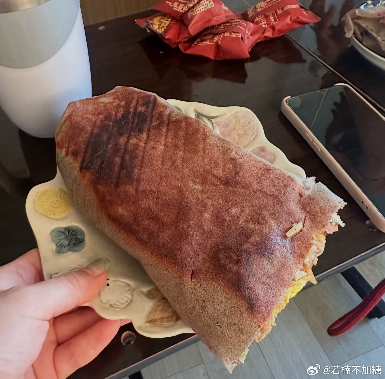奶奶给我做的减脂餐哈哈哈网友奶奶做的减脂餐是一斤多的大煎饼嚼完腮帮子增肌二两