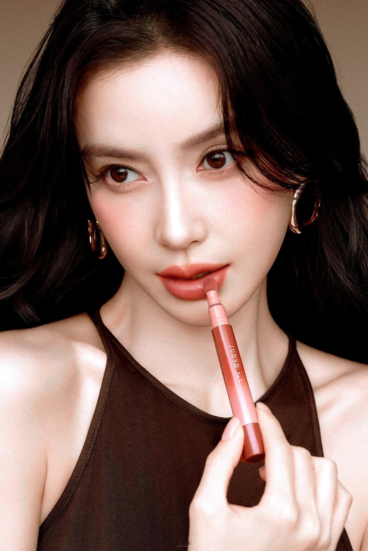 angelababy[超话]  yy 杨颖 若爱意有形状，大概是藤蔓缠绕老墙的模