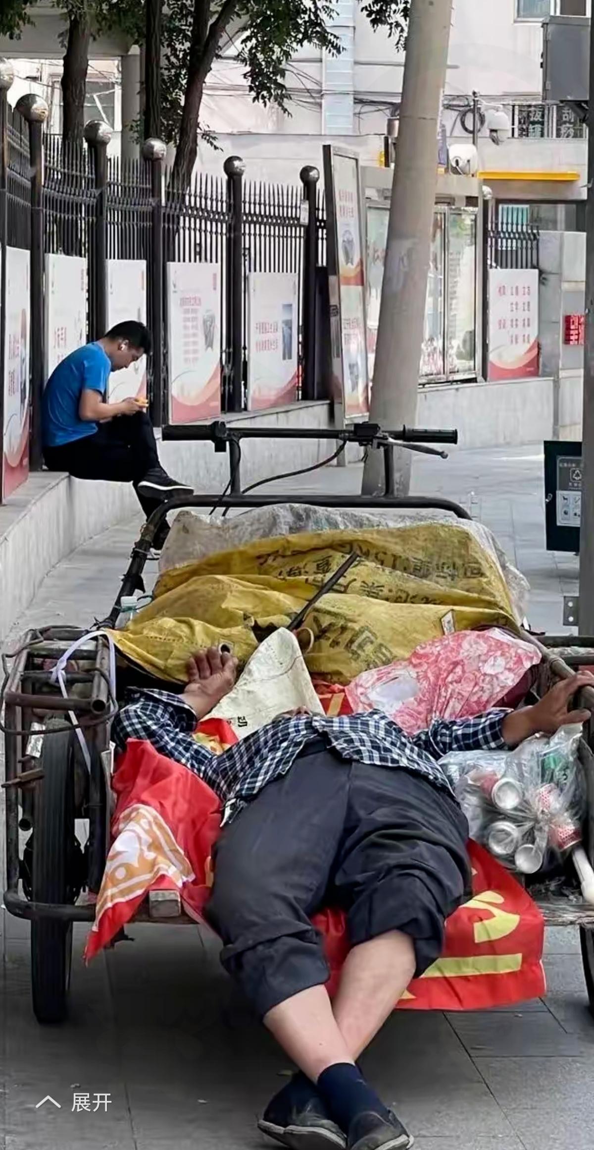 别笑他捡破烂没出息！三十年磨一剑，他把垃圾捡成了儿女的房车？
 
       