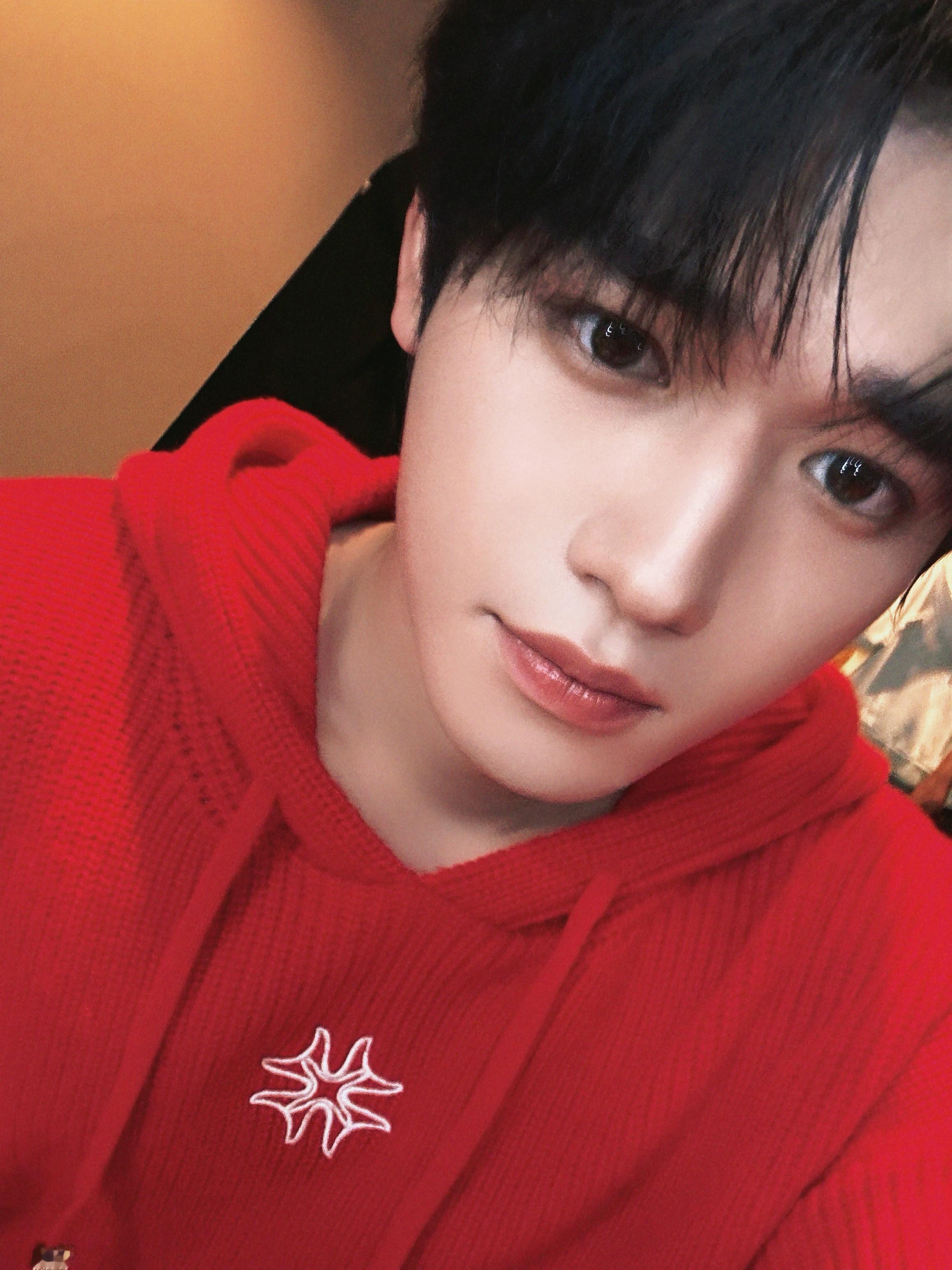 宋亚轩来个三连拍宋亚轩红衣怼脸三连拍 红红火火喜气洋洋的小宋老师来咯！红衣三连拍