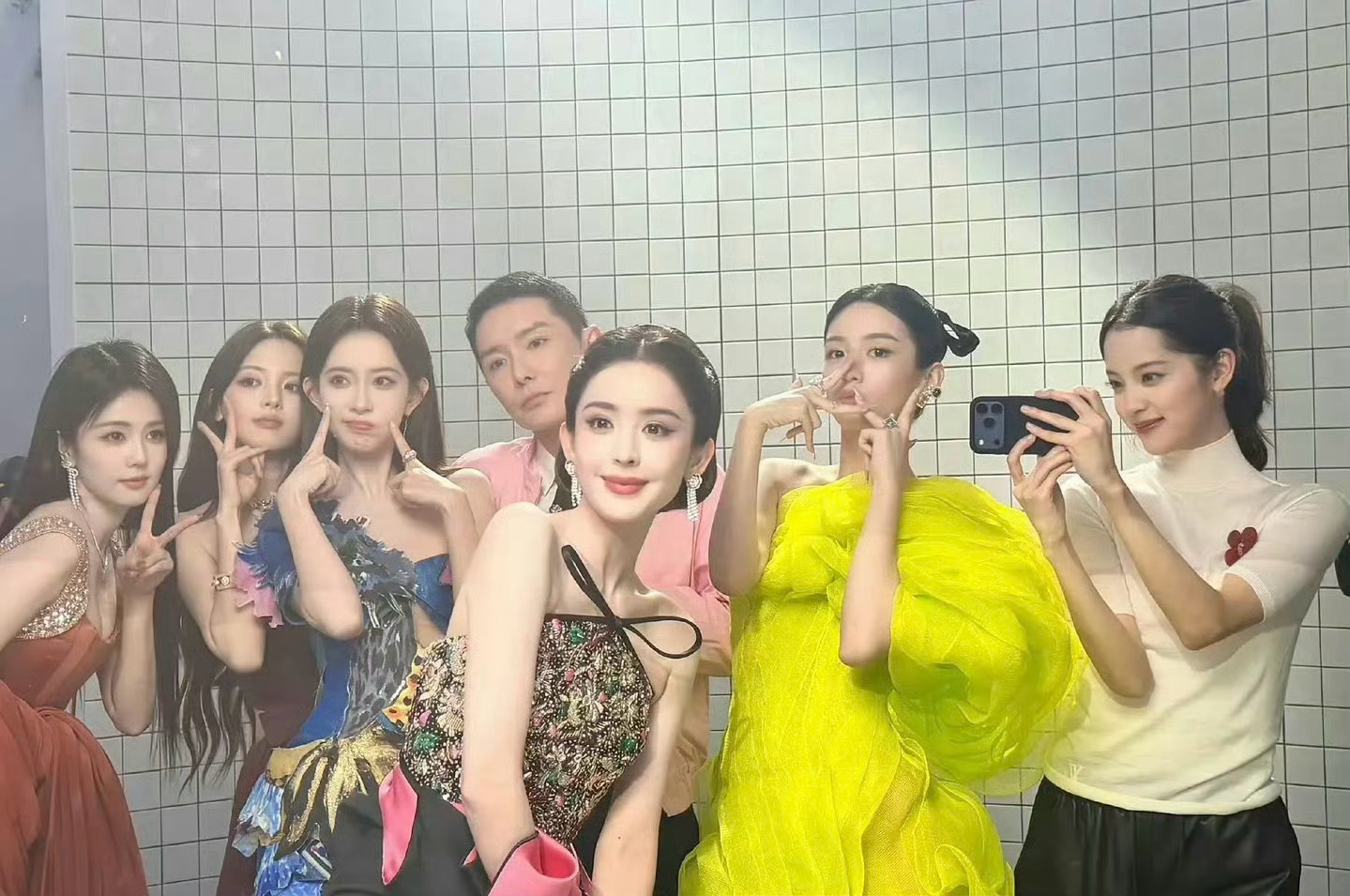 古力娜扎、白鹿、孟子义、周也、杨超越的vogue盛典合影，你第一眼看到了谁？ ​