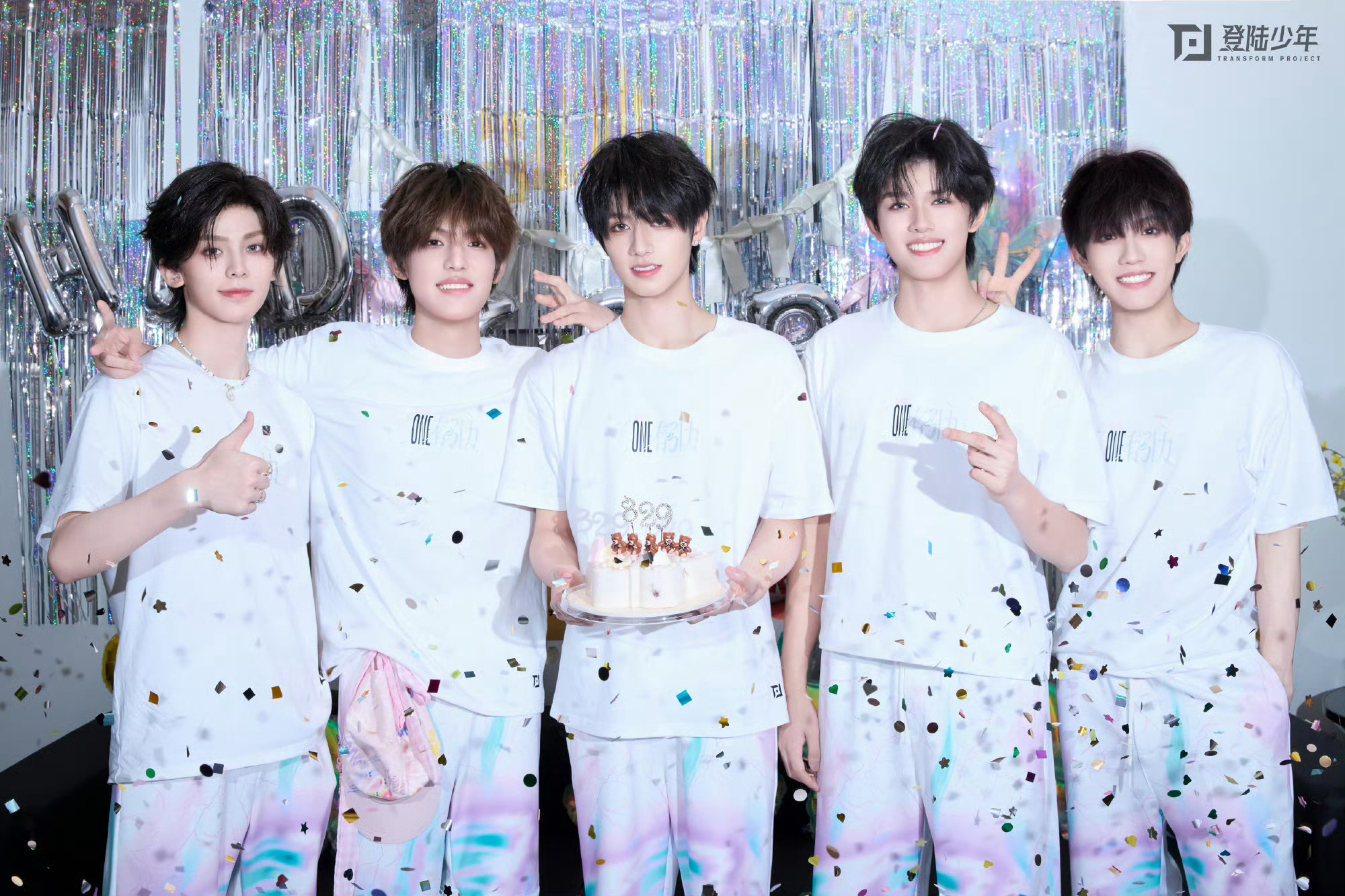 娱乐[超话]登陆少年一周年合照登陆少年出道一周年了 登陆少年一周年合照 ​​​