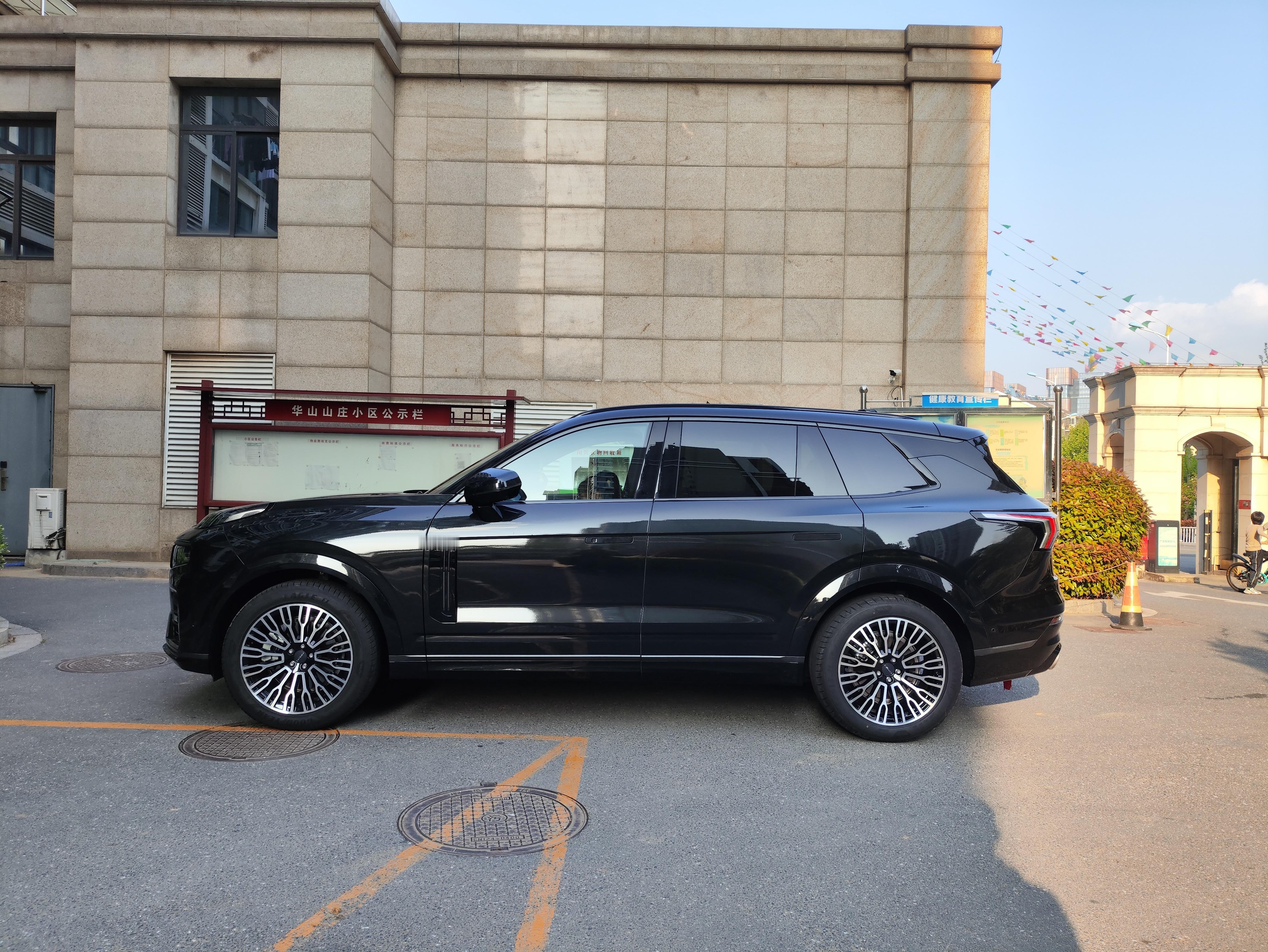 关于小鹏gx“致敬”揽胜这一茬，很多人说小米不也“致敬”保时捷成功了吗？至少现在