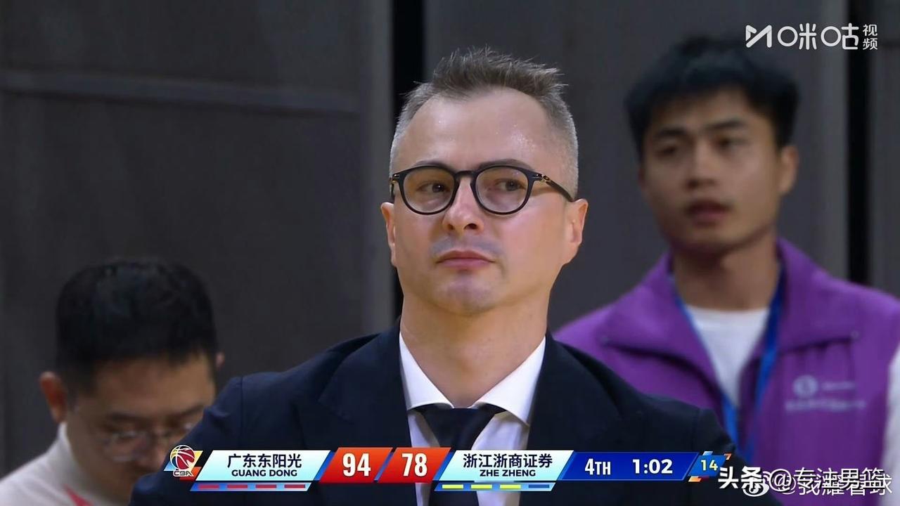 广东男篮新主帅终于带队赢球了！
新主帅用了三场球的时间终于找到CBA赢球的方法。