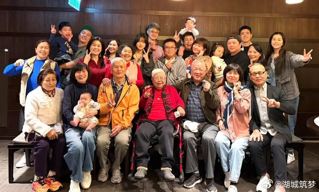 任家萱男友首次公开正脸照任家萱2岁儿子正脸照男友小徐一看就是个憨厚老实的人，2岁