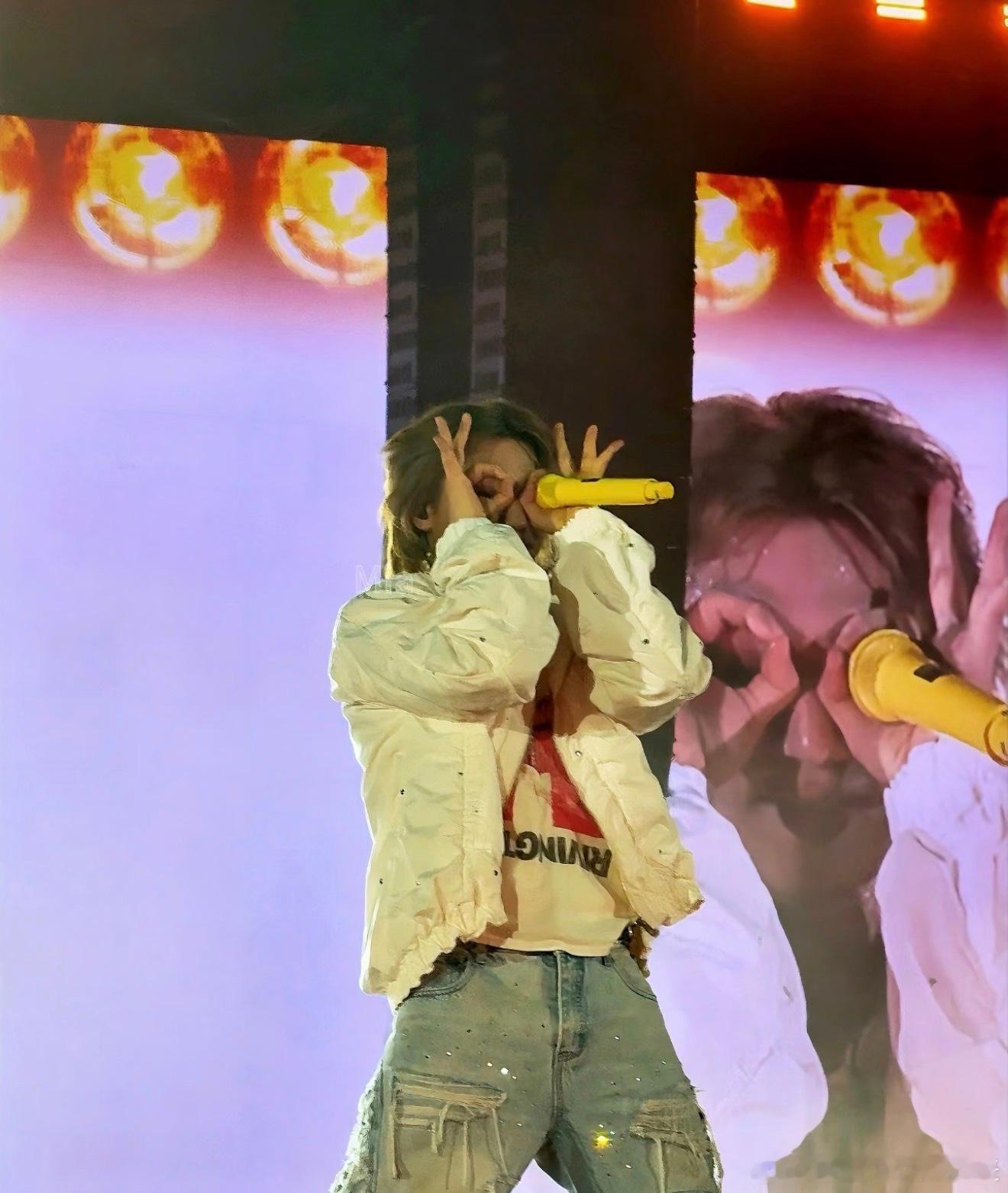 BIGBANGBIGBANG二十周年第一个纪念舞台姜大声的全开麦实力在AsiaT