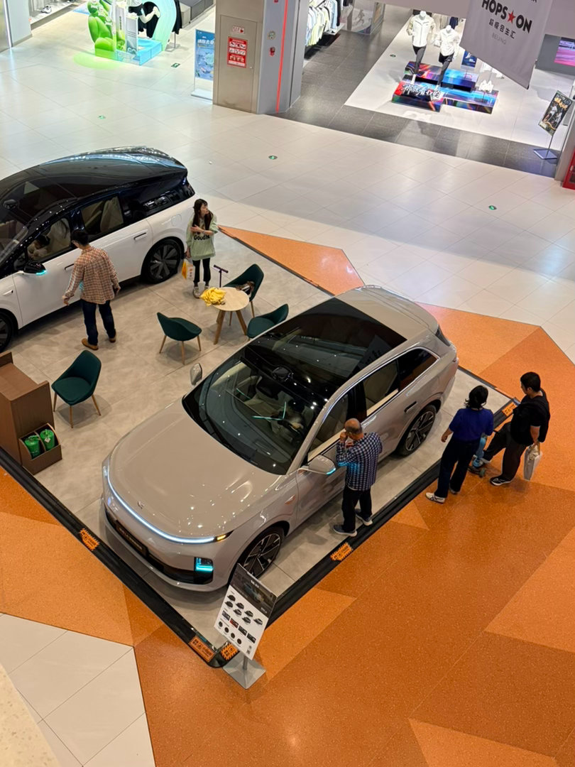 好典型的理想用户画像：一家三口看纯电，一家四口看增程。 