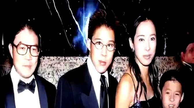 郭晶晶眼睁睁看着，婆婆朱玲玲颤抖着，把一块金表戴回前夫霍震霆手上。复合？你看反了