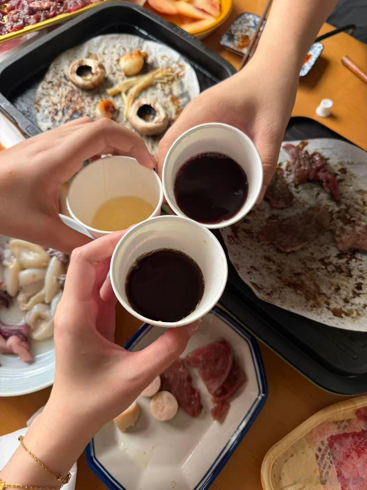 育儿昨晚暴雨预警，孩子学校放三天假。居家陪娃，小朋友点名吃烤肉，立马安排，满足小