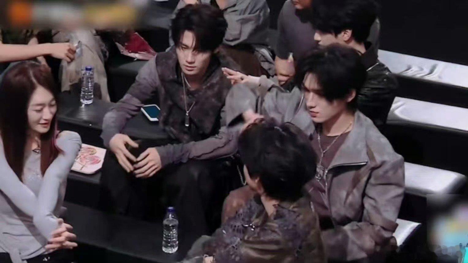 贺峻霖教李小冉鼻子交叉魔术 贺峻霖鼻子交叉魔术出现人传人的现象 你好星期六全场掀