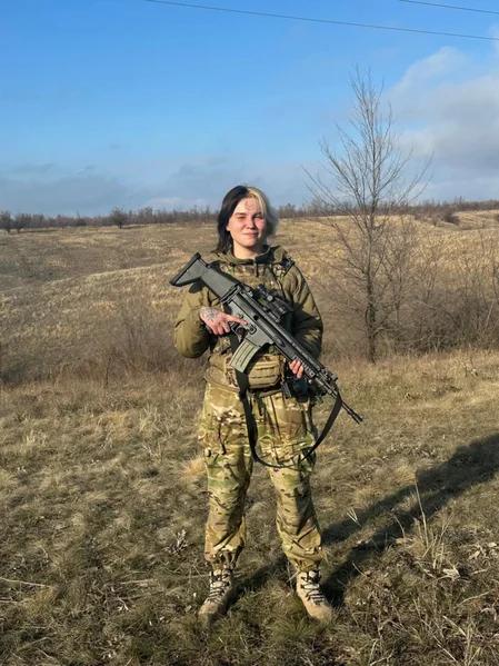 乌克兰女兵造型也太杀马特了吧
1 月 1 日，领土防御部队 Udachnyky 