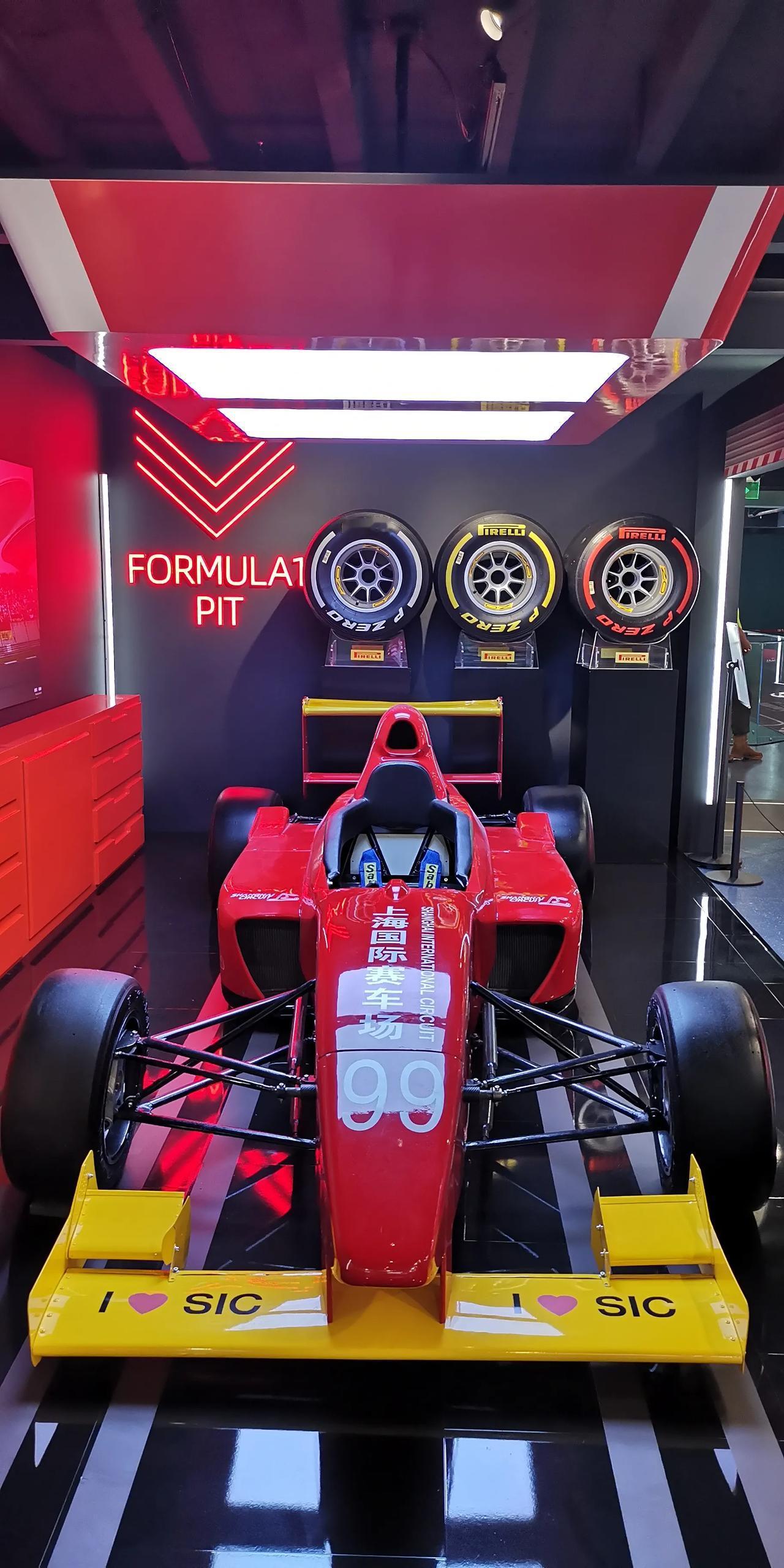 原以为，F1赛车车速那么快，又要急加速，又要急刹车，还要急转弯，车胎一定又宽又厚