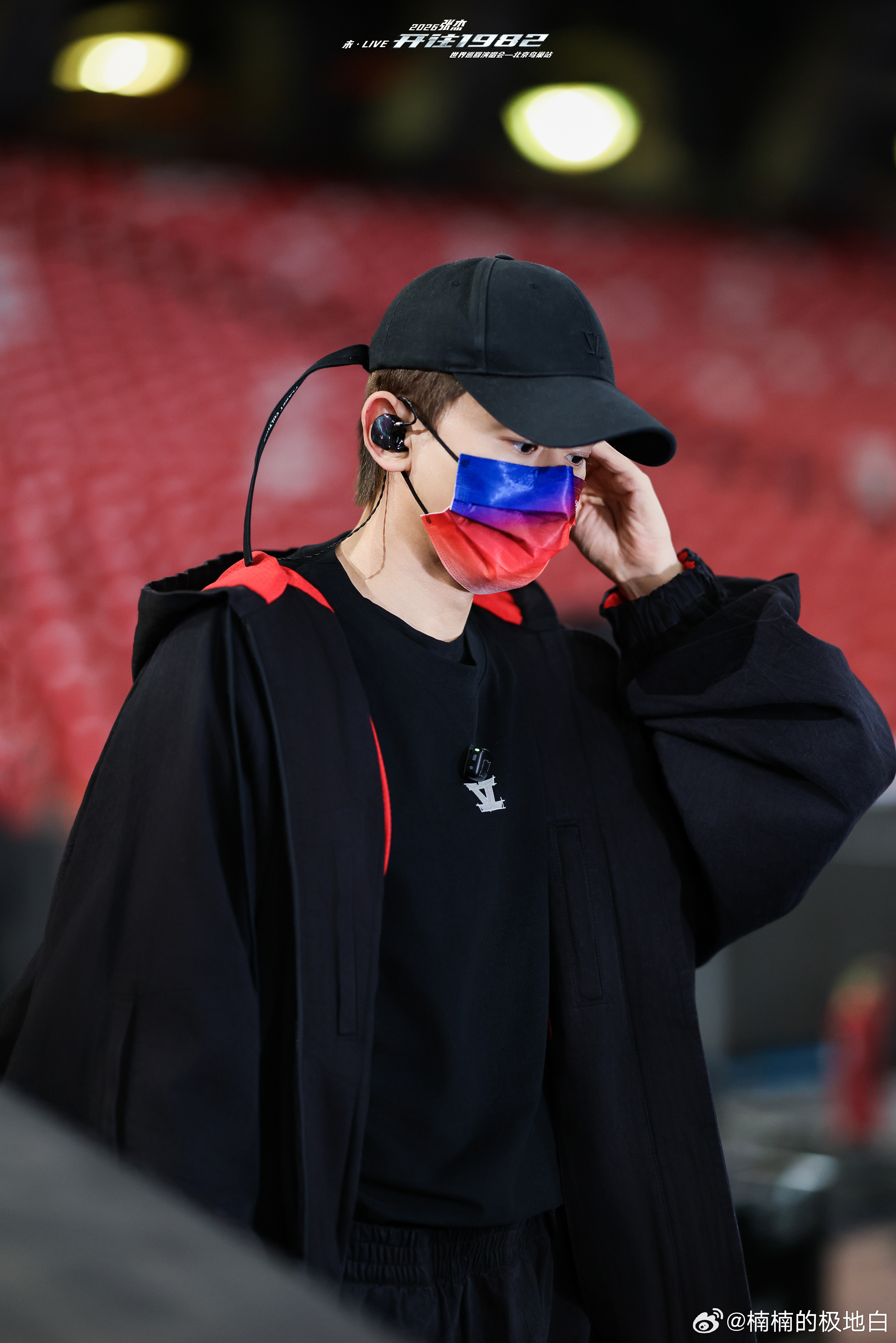 一首歌唱完了没找到张杰 张杰这藏得也太深了！北京演唱会上，一首歌唱完观众还在找他