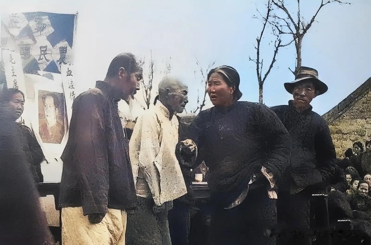 50年代，土改时期，公审大会上批斗地主的真实画面，照片中的妇女可能以前受到过这个