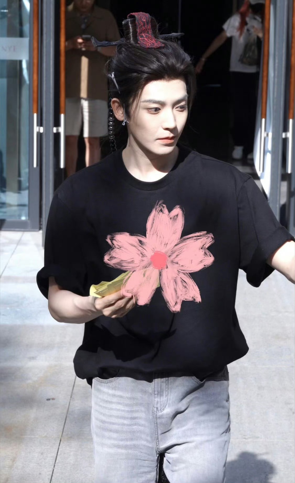 谁不想急头白脸接侯明昊上班侯明昊线下上下班宠粉行为戳爆人心，用心制作剧中角色萧无