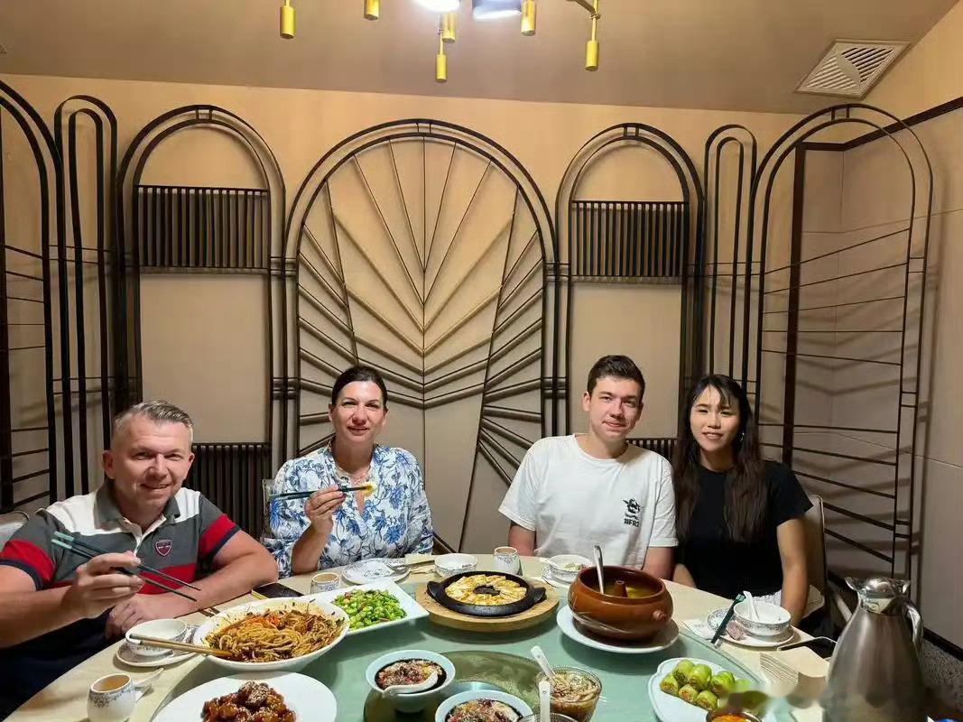 外国人的尽头是中国胃看太多海外朋友的蜕变，从碰都不敢碰辣菜，到主动到处找中餐馆排