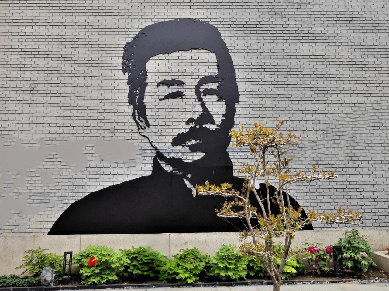 鲁迅先生亲手设计改建的北京旧居，占地约400平方米，是地道的老北京规整四合院。