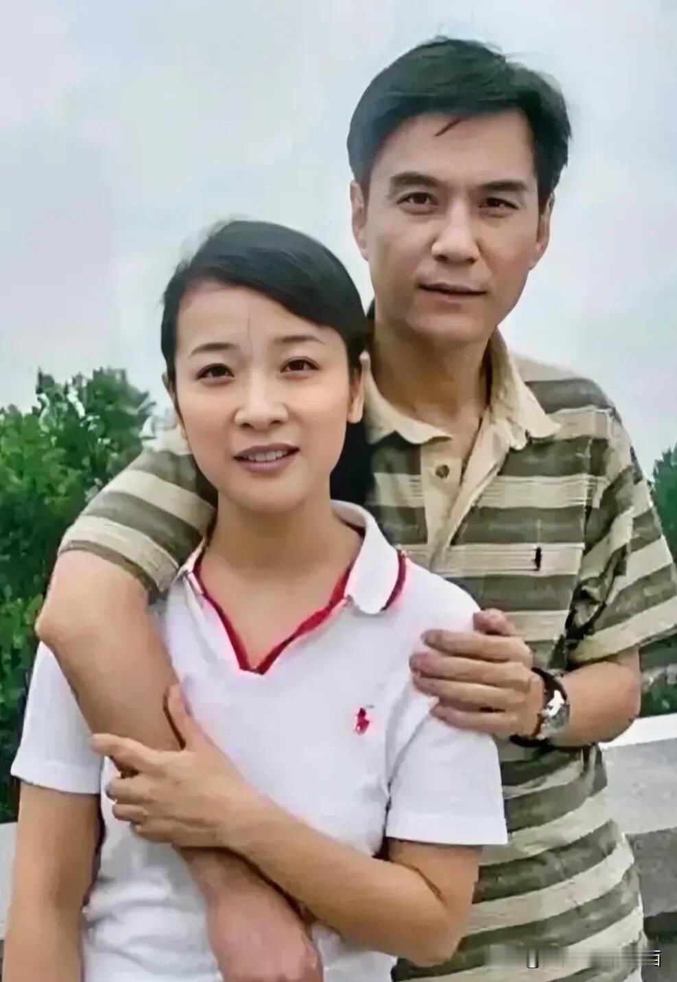 照片里两人穿着十分朴素，没有精致的妆容，也没有过多的打扮，看着是他们年轻时候的合