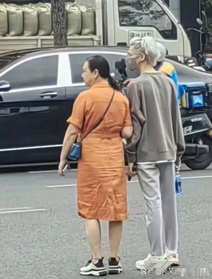 罗云熙的身材确实很瘦，但是否健康需根据具体情况判断 ​​​