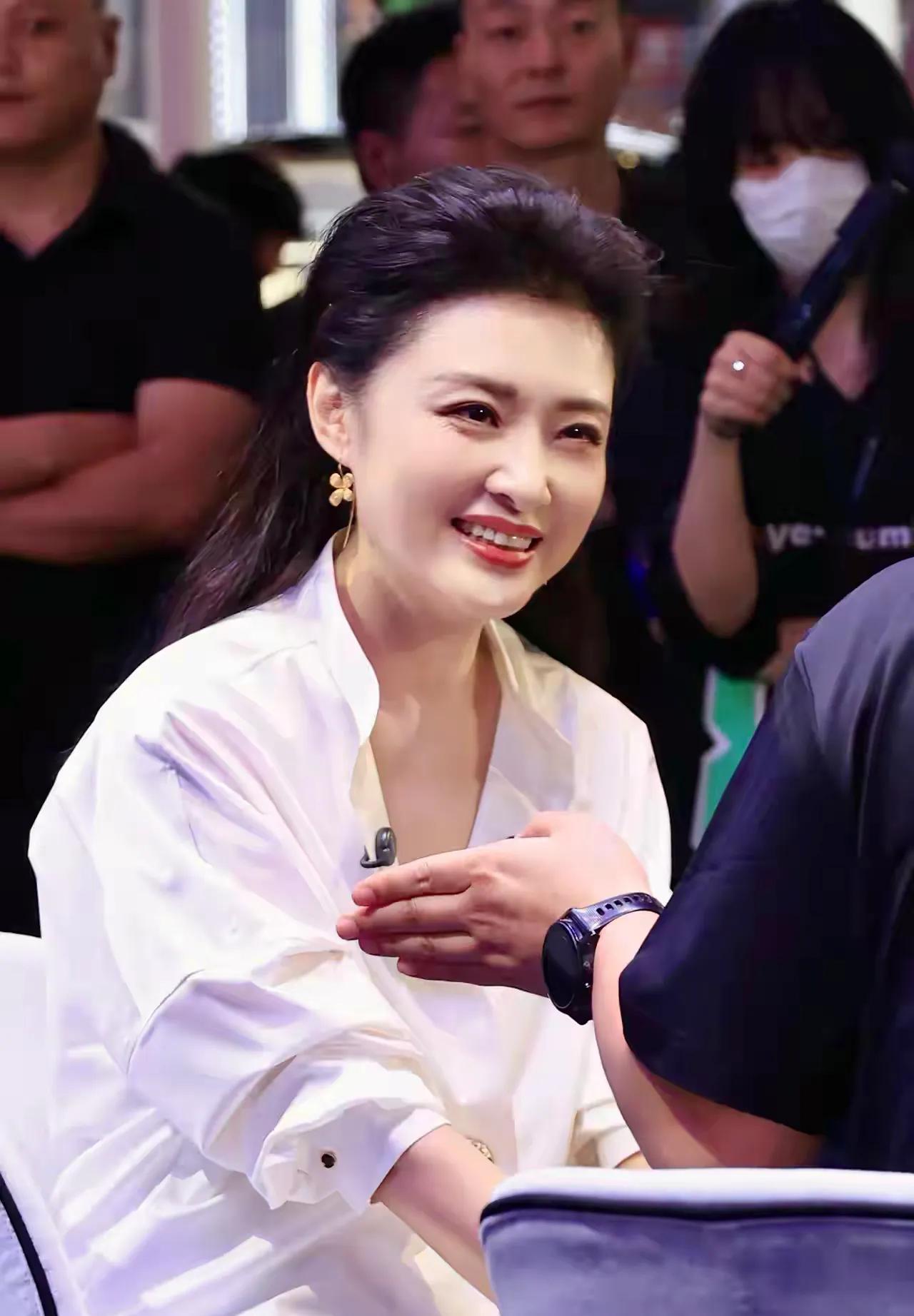 周涛，57，为钱痴狂的主持人，比董卿漂亮的多了，对于七十岁的人来说，她还是个小姑