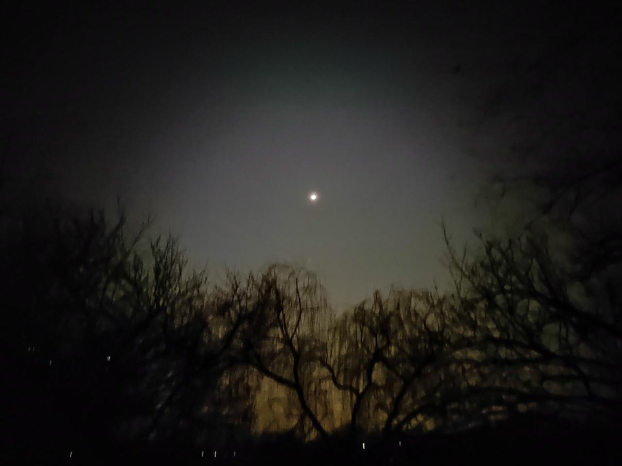 凌晨的夜空，万籁俱寂，正逢黎明前的黑暗。