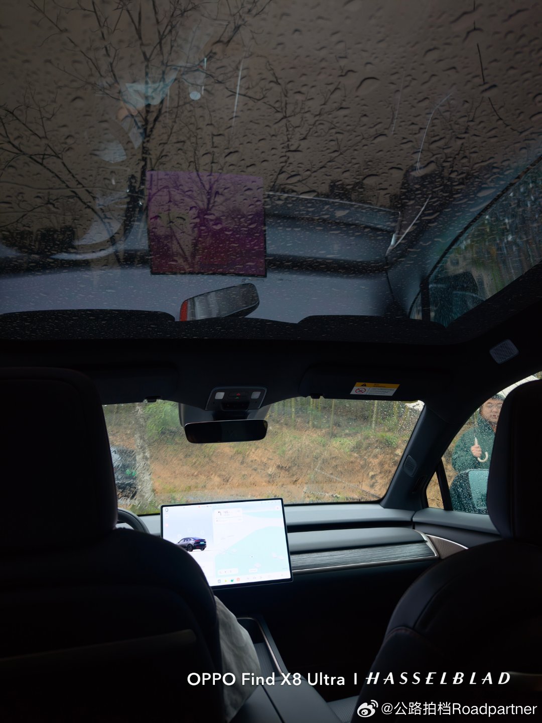 乐道L60黑骑士雨滴打在玻璃顶上，这感觉太妙了乐道 湖州·安吉