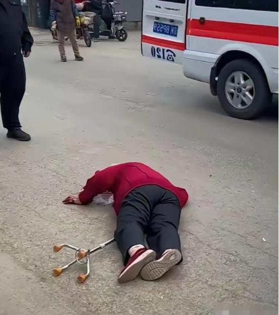杭州62岁阿姨摔倒躺在路边25分钟，路人不敢上前搀扶，救护车接进急诊，她一口咬定