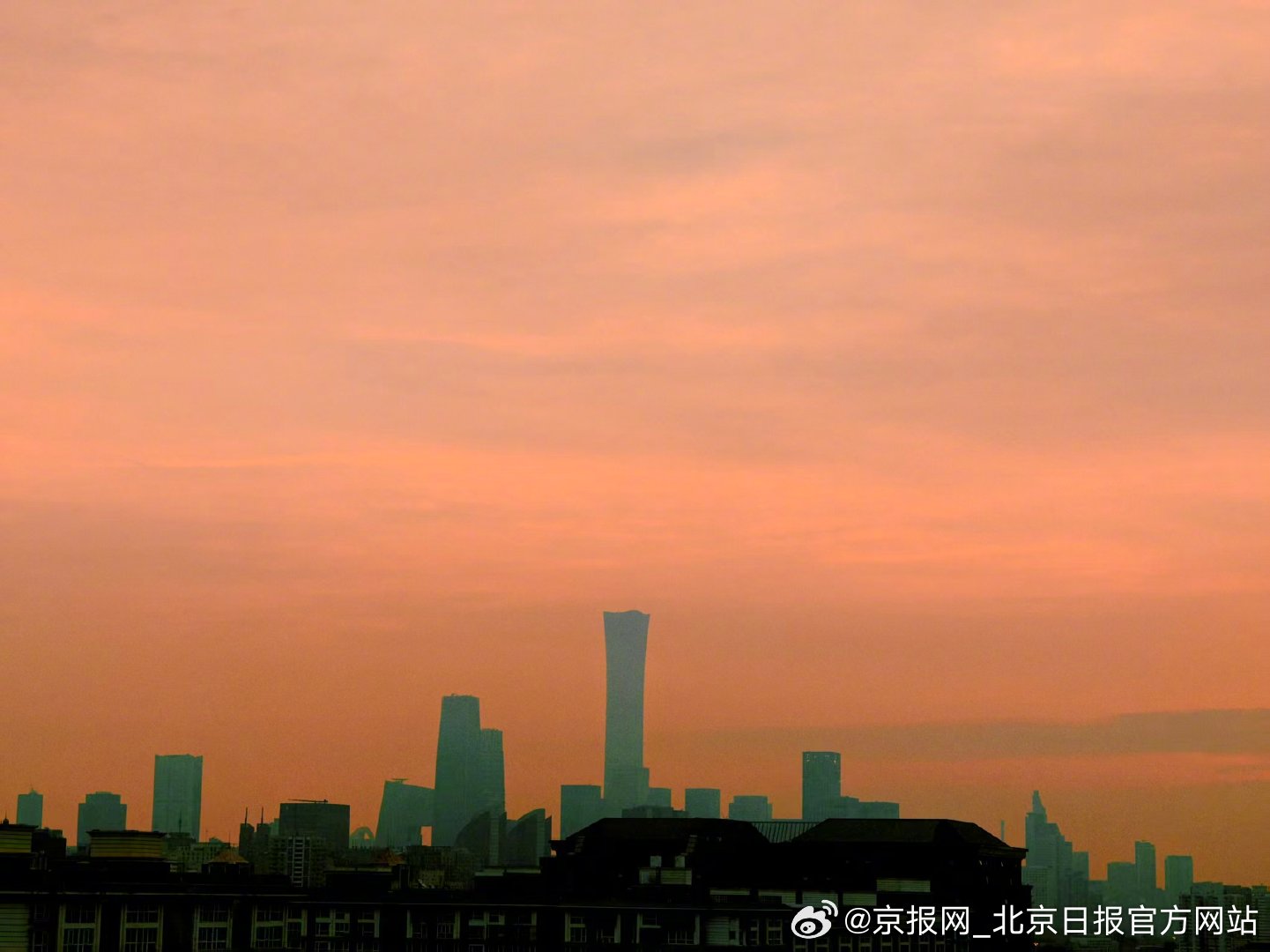 【赞！#今天的北京朝霞是丰收金#】#今天北京真好看# 今日，秋分，也是第八个“中