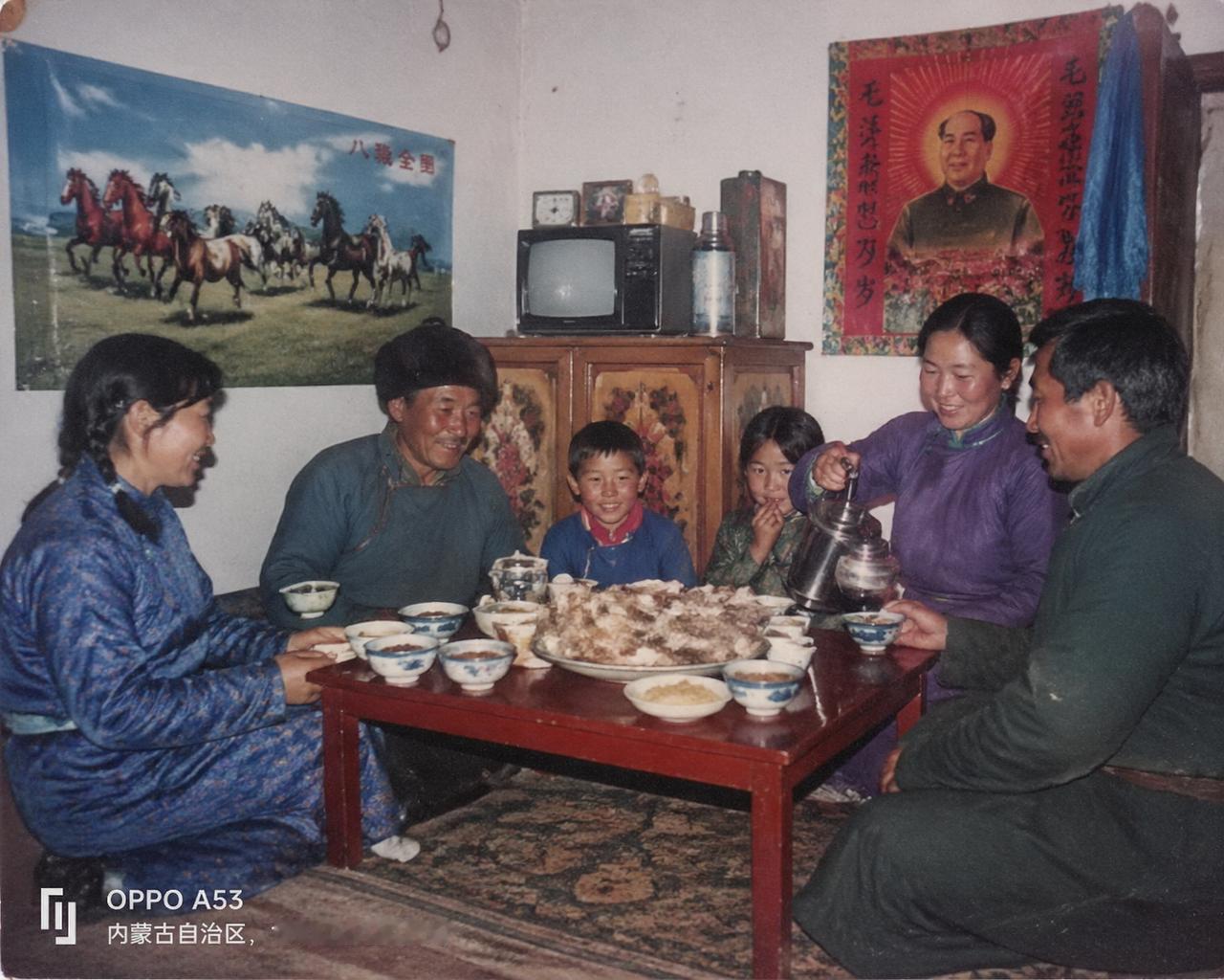 提示语句是【帮我画一个80年代普通蒙古族家庭聚餐的场景，带相机水印】

老实说，