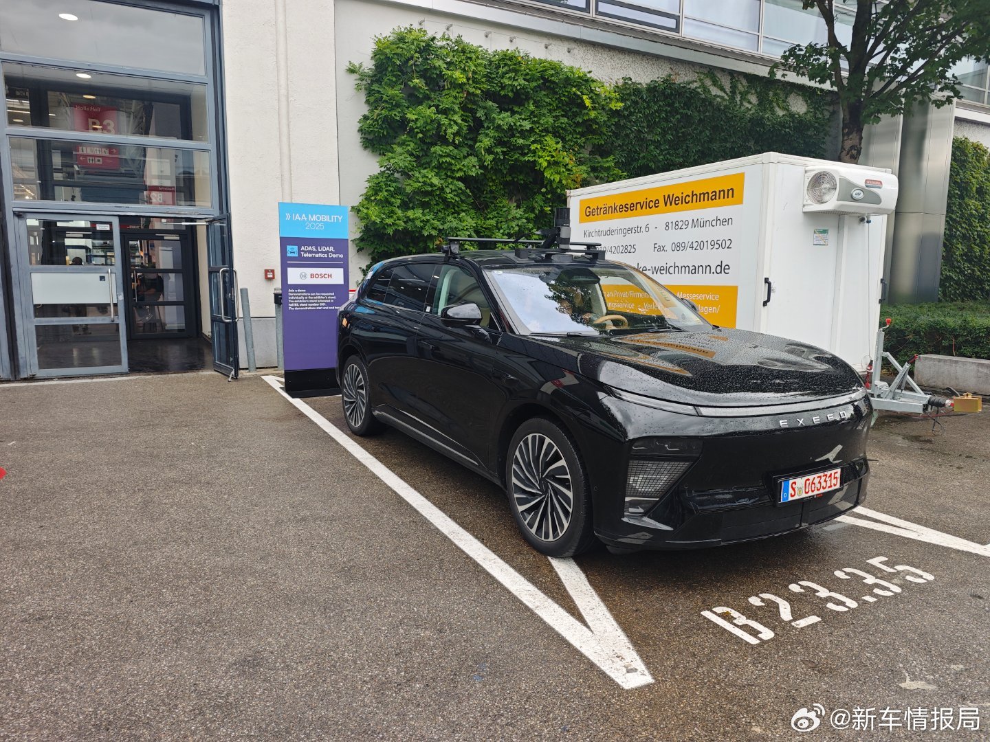 星途星纪元ET现身慕尼黑车展IAA2025在慕尼黑车展展厅外区域，前方小编拍到了