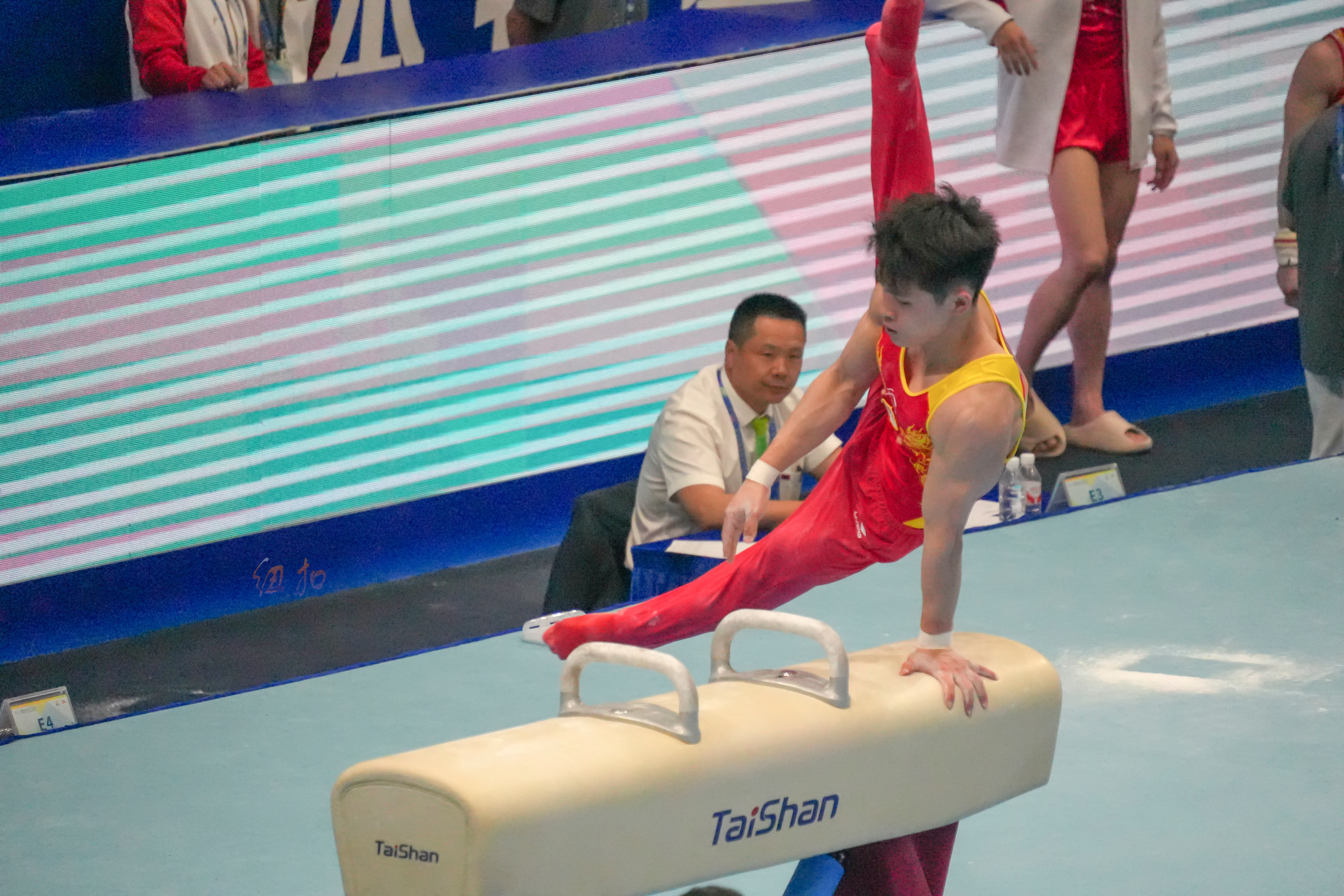 写个置顶吧沉迷体操ING，爱看自由操和鞍马国内喜欢的小草 ↓国外最喜欢Jake 