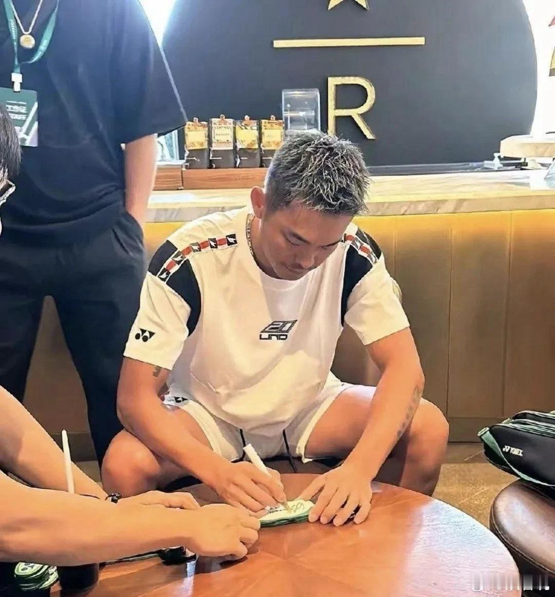 林丹才多大？头发全白了 