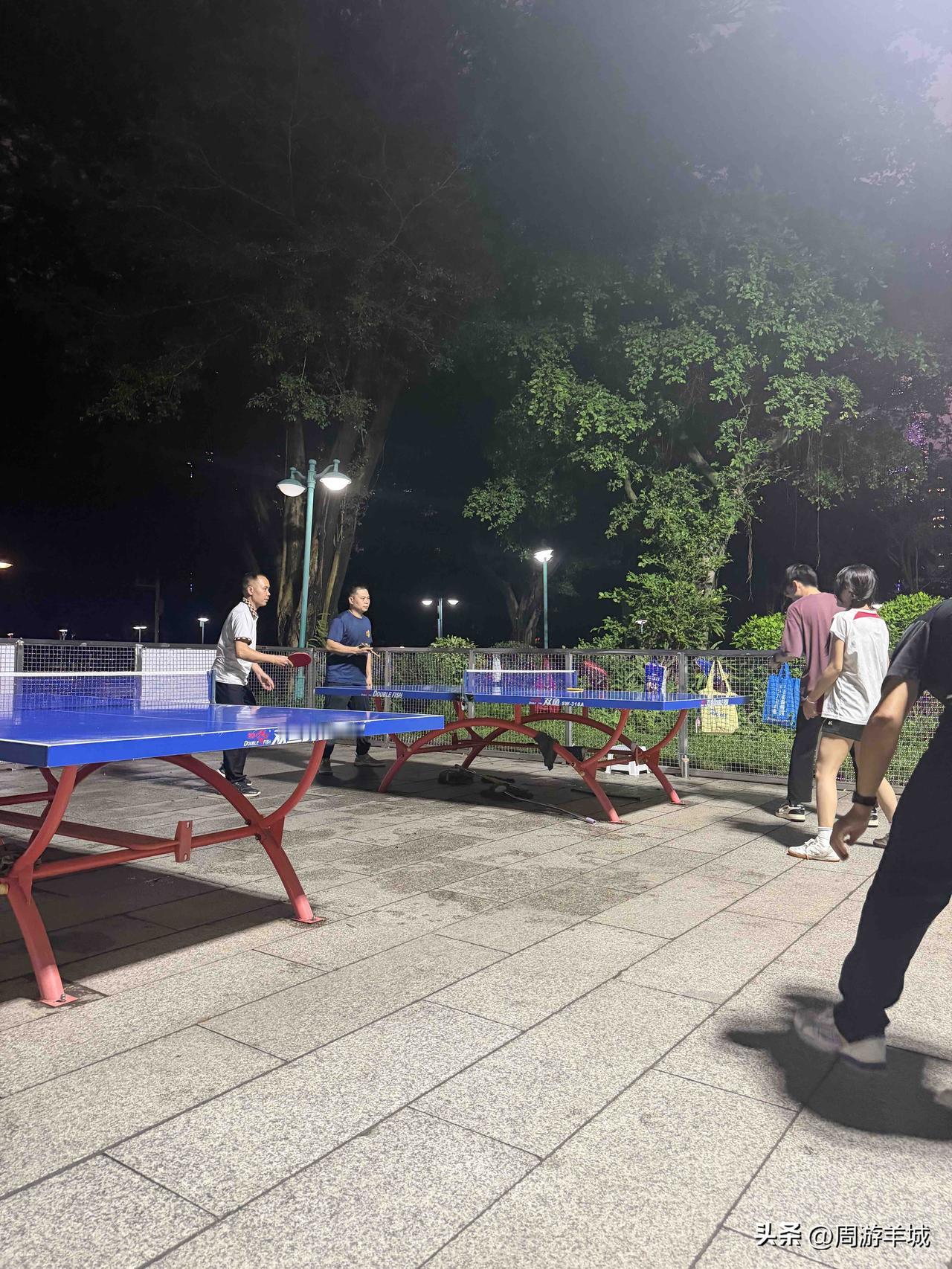 下班后的快乐生活
下班后三五球友打乒乓球，成了工作后解压时间。挥拍瞬间，工作烦恼