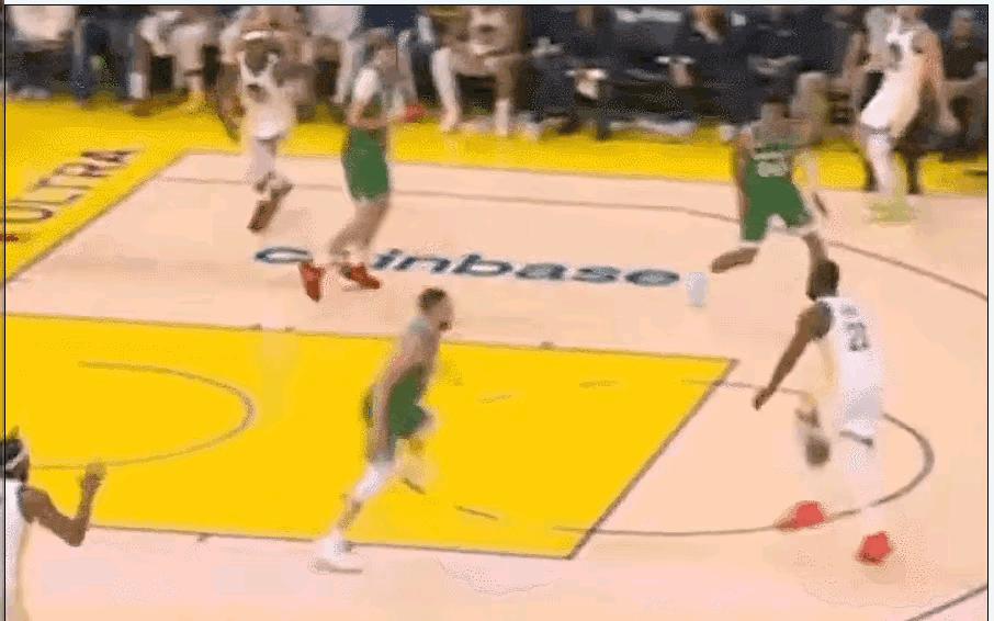 本西蒙斯传球，正一点点击溃勇士的进攻节奏。
他甩给巴特勒的空接，变成对手快攻的起